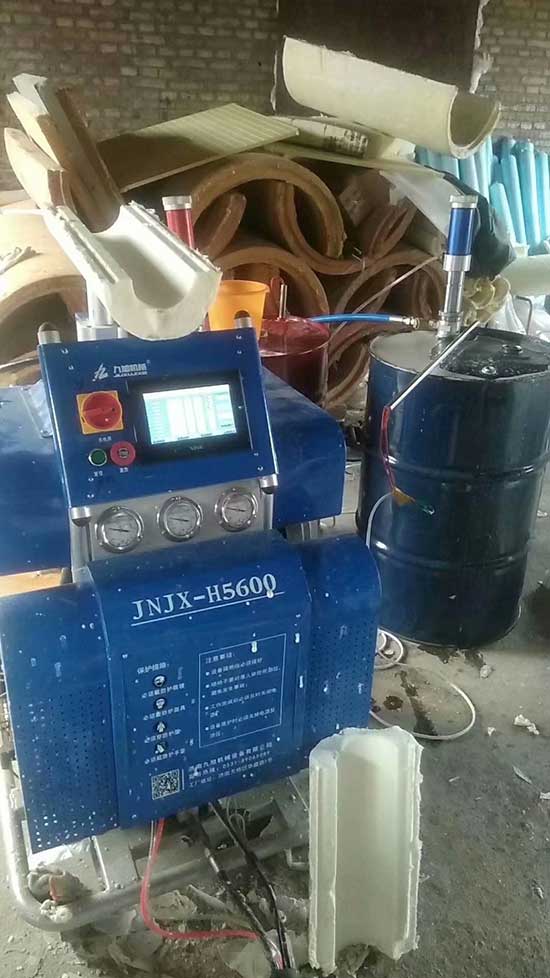 預制型聚氨酯發(fā)泡防腐保溫瓦殼澆注(圖1) H5600發(fā)泡機預制型聚氨酯發(fā)泡防腐保溫瓦殼澆注