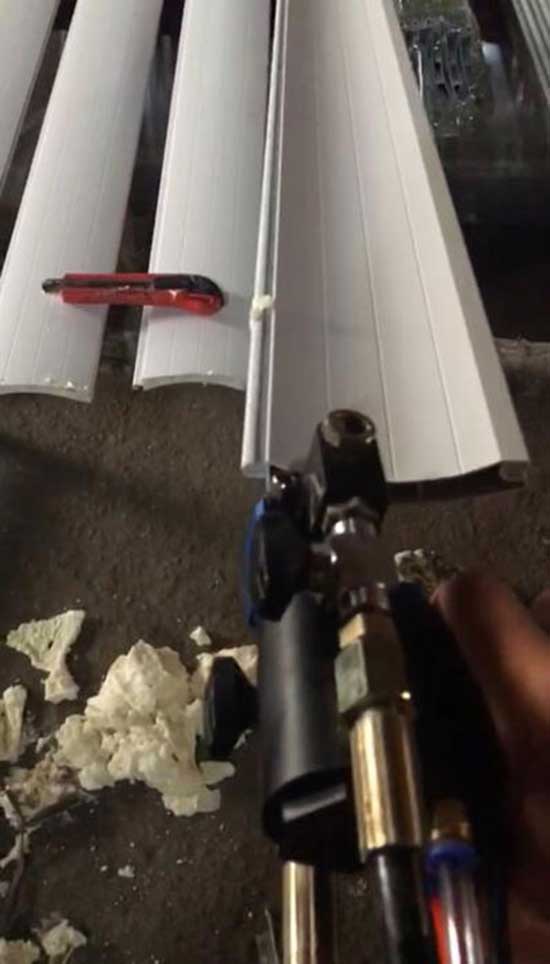 聚氨酯發(fā)泡填充(圖1) 聚氨酯發(fā)泡填充 卷簾門空隙保溫