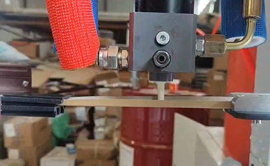 斷橋鋁型材腔體填充聚氨酯發(fā)泡機(圖2) JX-H-P30S穿條機 穿紙條式鋁型材發(fā)泡設(shè)備案例