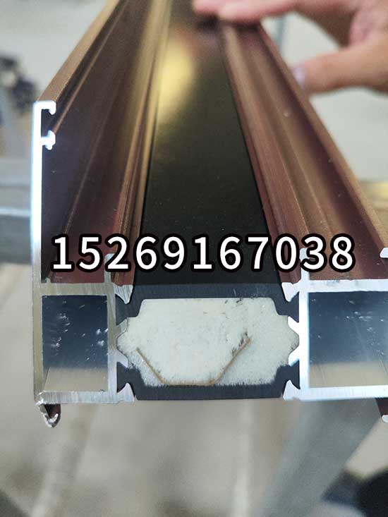 斷橋鋁型材腔體填充聚氨酯發(fā)泡機(圖3) JX-H-P30S穿條機 穿紙條式鋁型材發(fā)泡設(shè)備案例